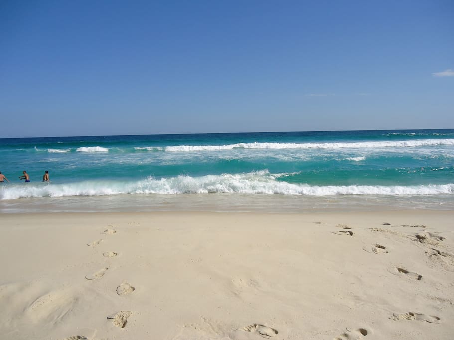 Praia de águas limpas e mornas