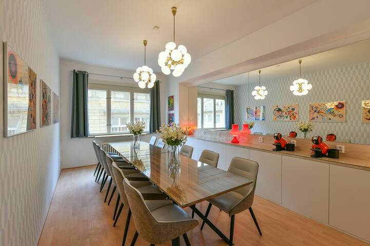 Big cozy apartment in the centre (5 BDRS + 3 BTHR) gallery image 2