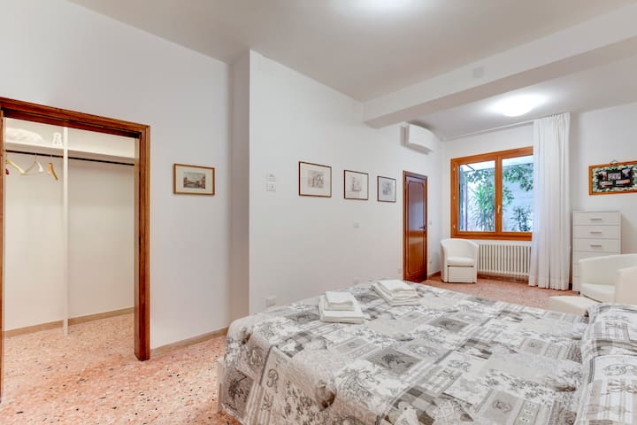 VeneziaImmobiliare Sas Di managed Airbnb listing 2