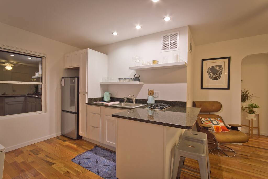 Kitchen/Bar Equipped with everything you need to cook full meals.
