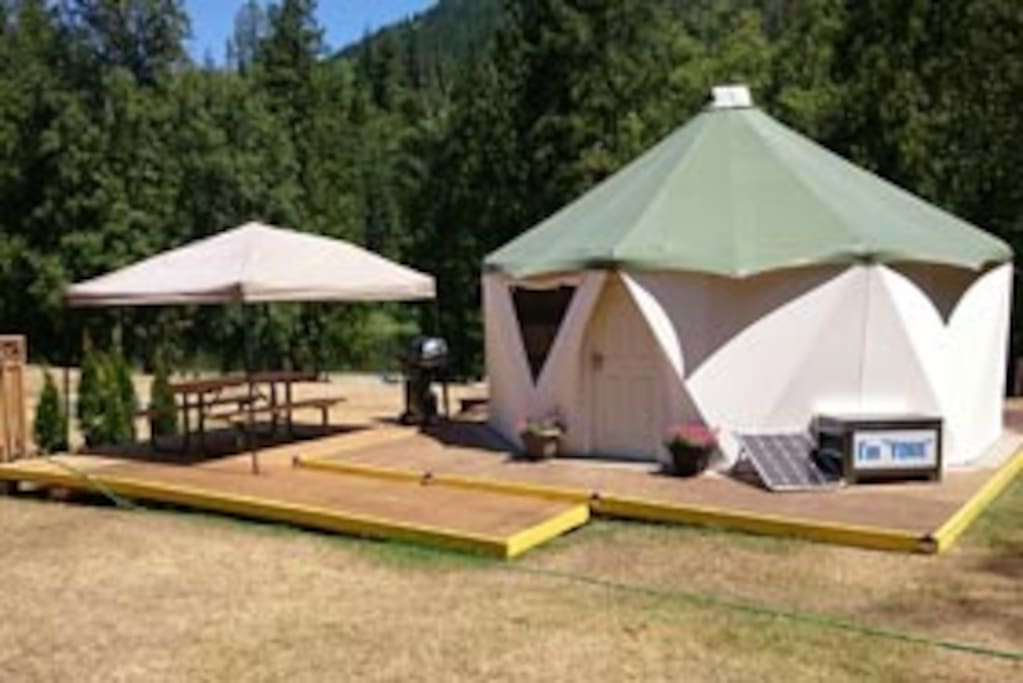 locking door, outside covered picnic table area and bar b que