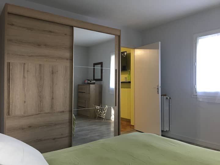 غرفة واسعة وخزانة ملابس وصندوق أدراج ، مساحة كافية لتخزين جميع أمتعتك