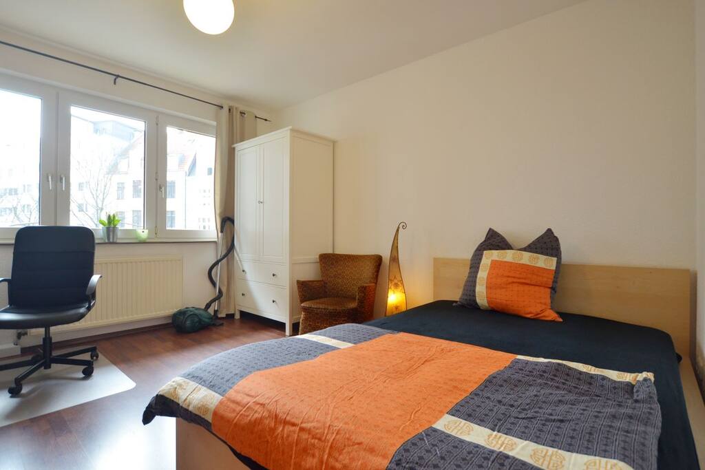 Schlafzimmer 1