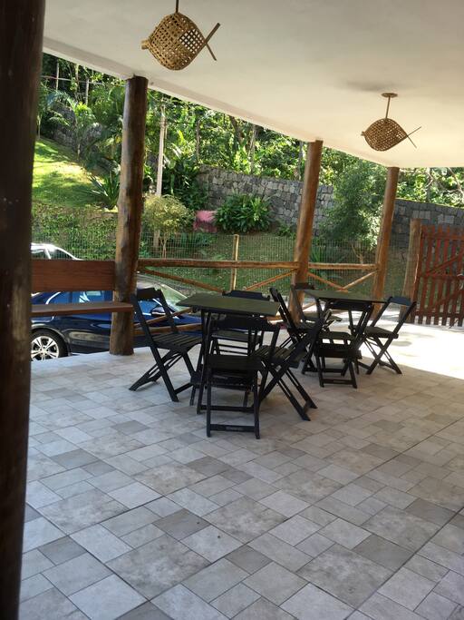 Área de lazer com vista para o jardim