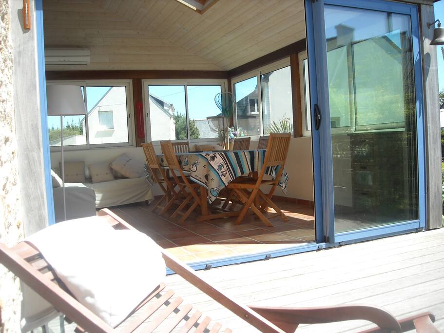 Une véranda donnant sur la terrasse.