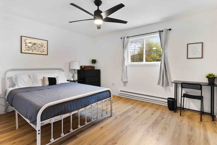 Queen bedroom, 2nd floor. 