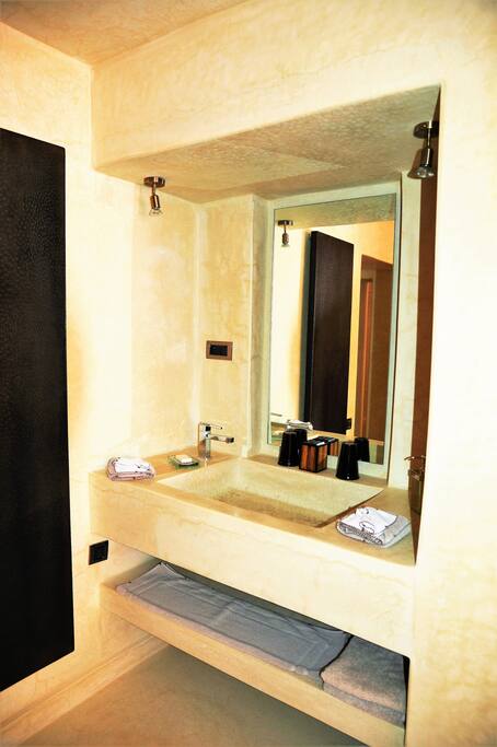 Lavabo en tadelakte (ancienne spécialité marocaine)