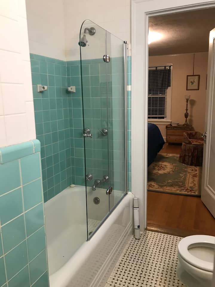 Оригинална баня „Джак и Джил“ с водни плочки