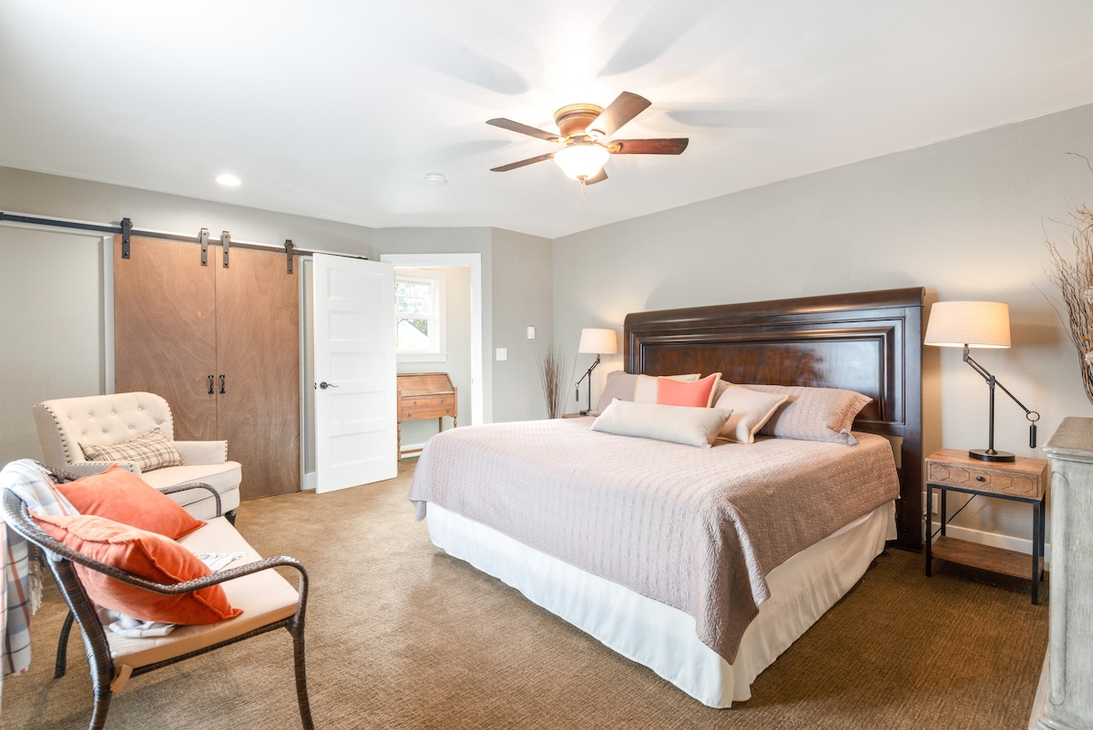 #1 spálňa (primárna) | Manželská posteľ | Na poschodí | Vlastná kúpeľňa s toaletou | Luxusná posteľná bielizeň