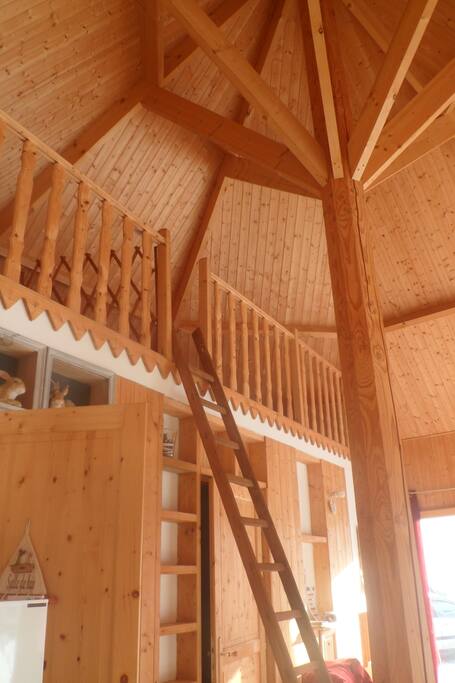 Accès à la chambre du haut par escalier meunier