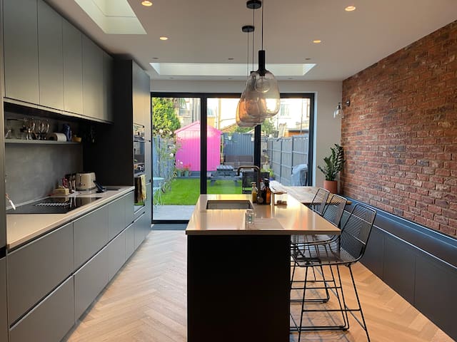 Modern 3 bedroom Victorian town house with garden