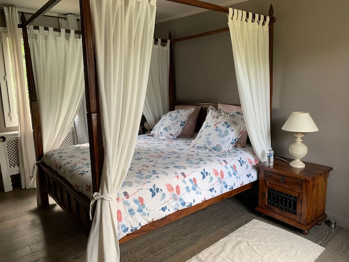 4/ Großes Himmelzimmer (28m2) - Bad und privates WC.
1 Kingsize-Bett 
für 2 Personen 