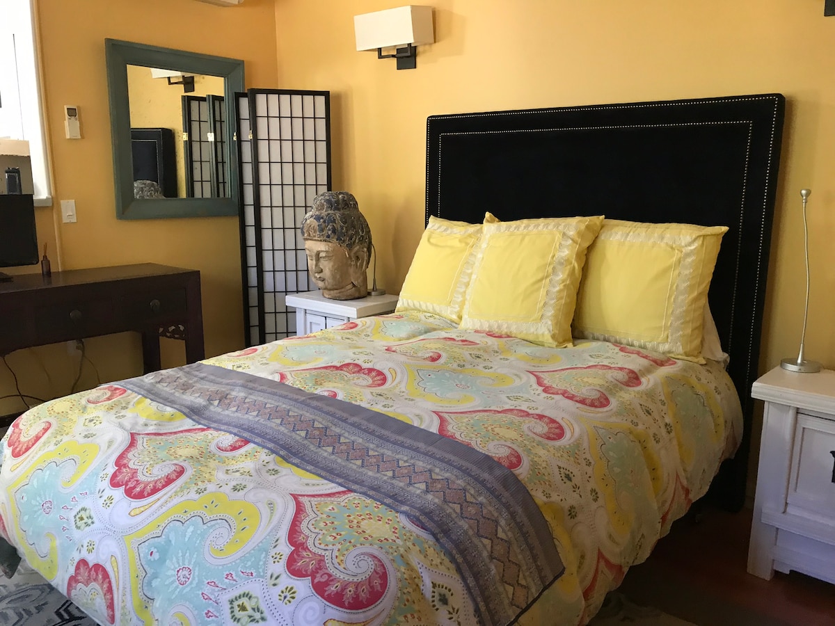 配备豪华床上用品的加大双人床