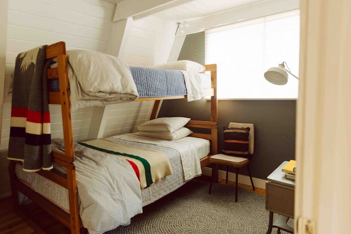 bunk room - single + full