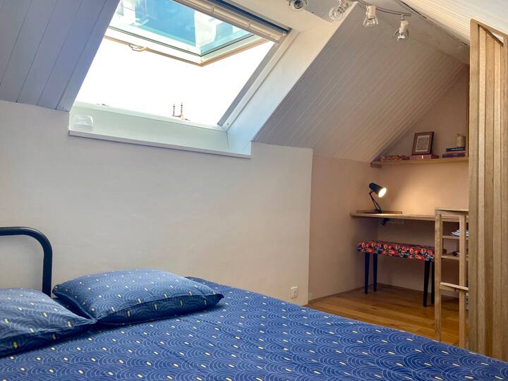 Dhoma e dytë e gjumit me hapësirën e saj të vogël të zyrës. 