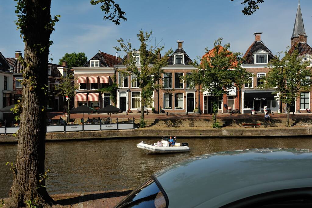 prachtig uitzicht op stadsgracht