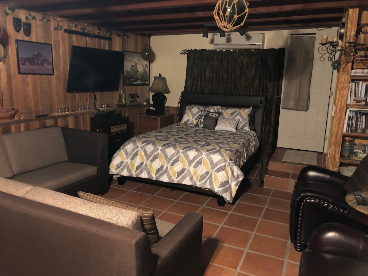 Bračni krevet (širine 150 – 179 cm) s poplunima i dodatnim dekom.  U smještajnoj jedinici nalazi se kauč na razvlačenje. Ako želite koristiti kauč na razvlačenje uz bračni krevet, javite nam unaprijed kako bismo vam mogli osigurati dodatne plahte i jastučnice.