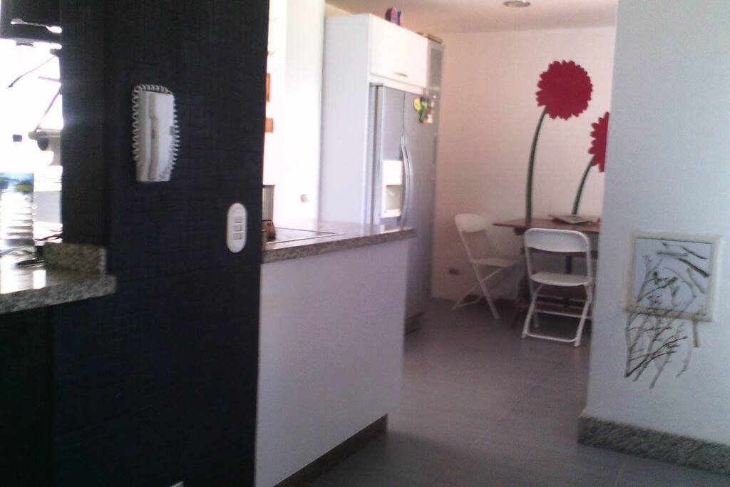 Nevera y pequeño pantry.