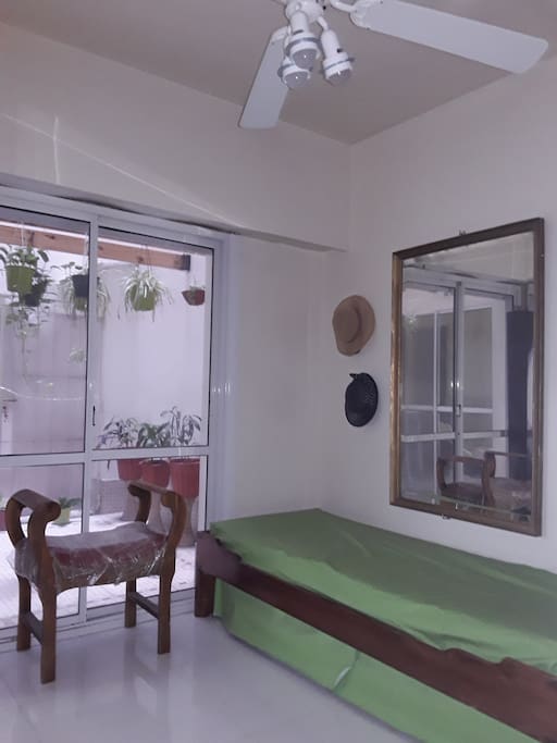 Dormitorio amplio con placard con vista al patio y wifi
