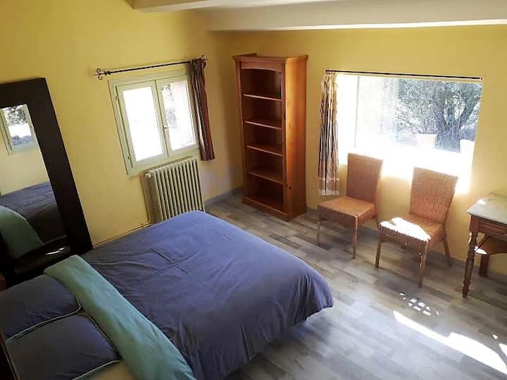 غرفة بسرير مزدوج