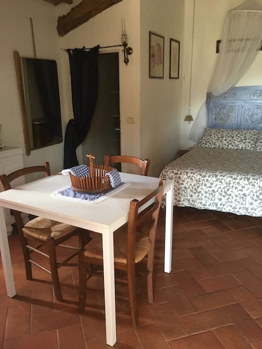 Soggiorno, letto e piccolo armadio a muro