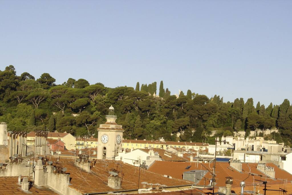 Vue sur la colline du château depuis la terrasse au 8 éme étage.