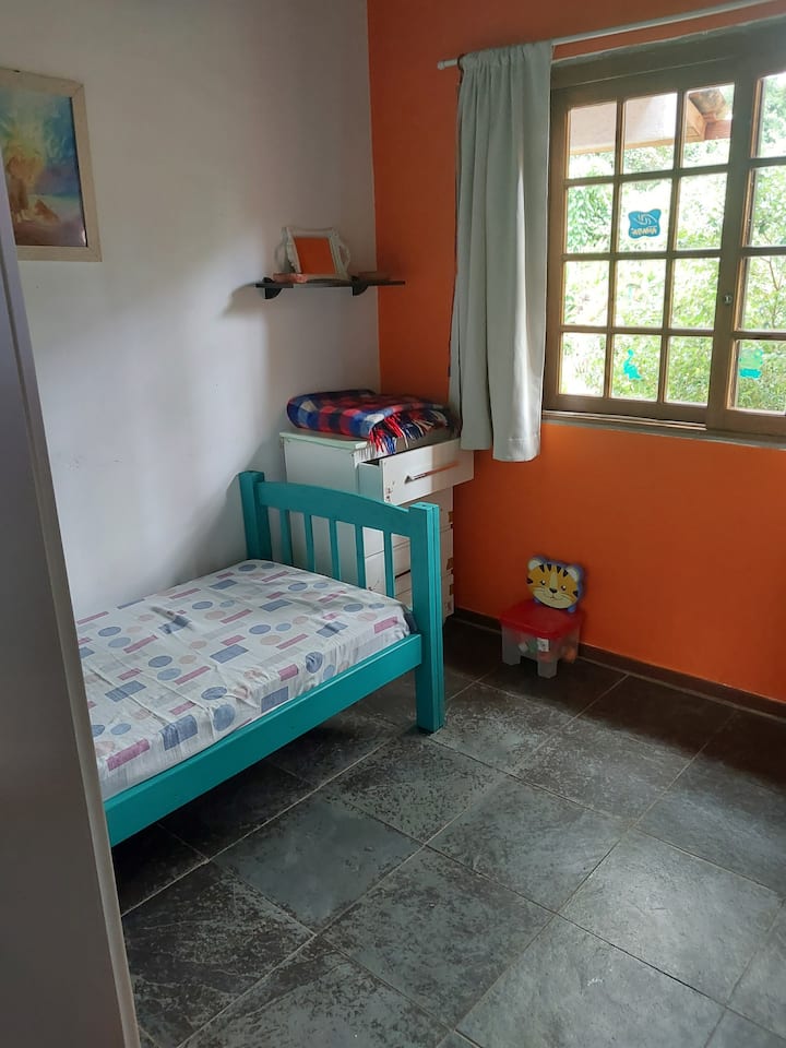 Habitación individual, con escritorio, con ventana a la parte trasera de la casa. Gran amanecer.