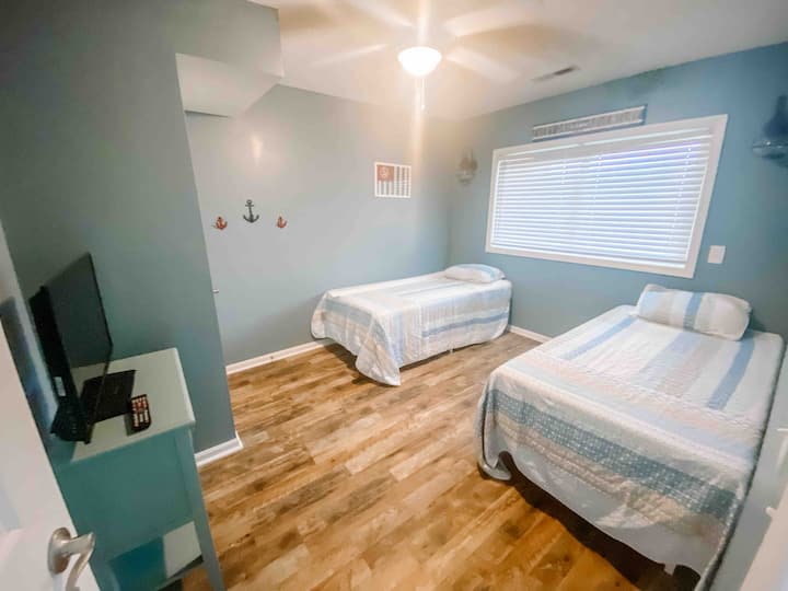 Dormitorio 1 en el primer piso con dos camas individuales. 