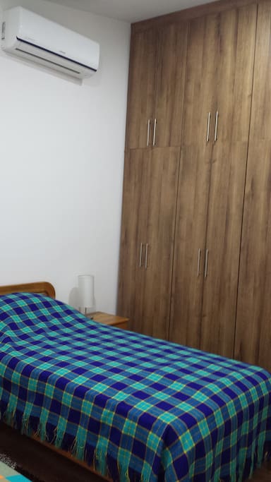 Aire Acondicionado, closeth desocupados, espaciosos.