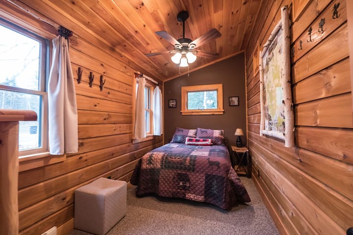 camera da letto con TV a schermo piatto
