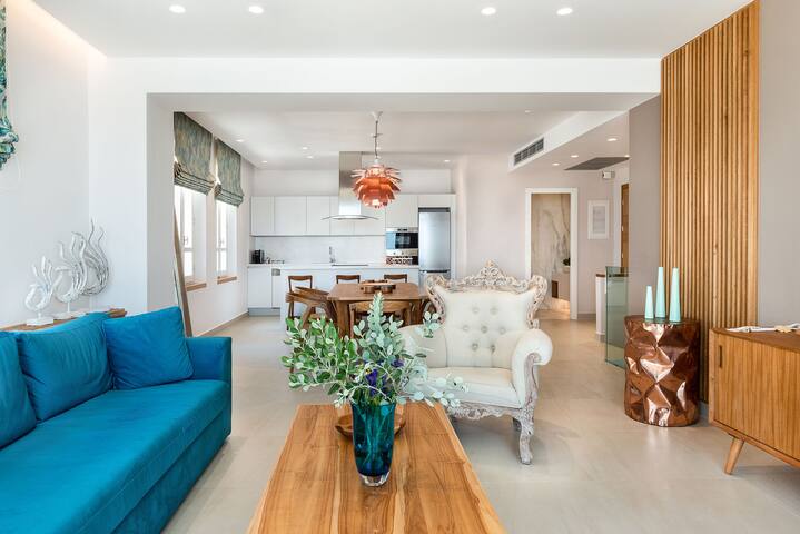 Ultra Luxury Venetian Harbour View Maisonette gallery image 5