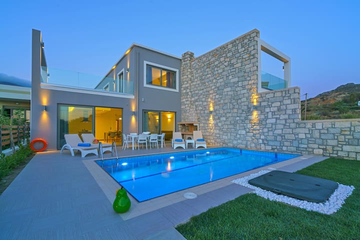 Beachfront Villa w/Pool & BBQ, 30m to amenities