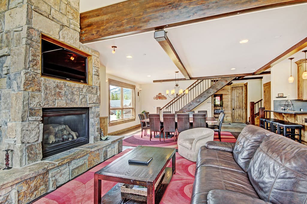 Living Room - The leather sofas recline, perfect for the big game on the flat screen TV!