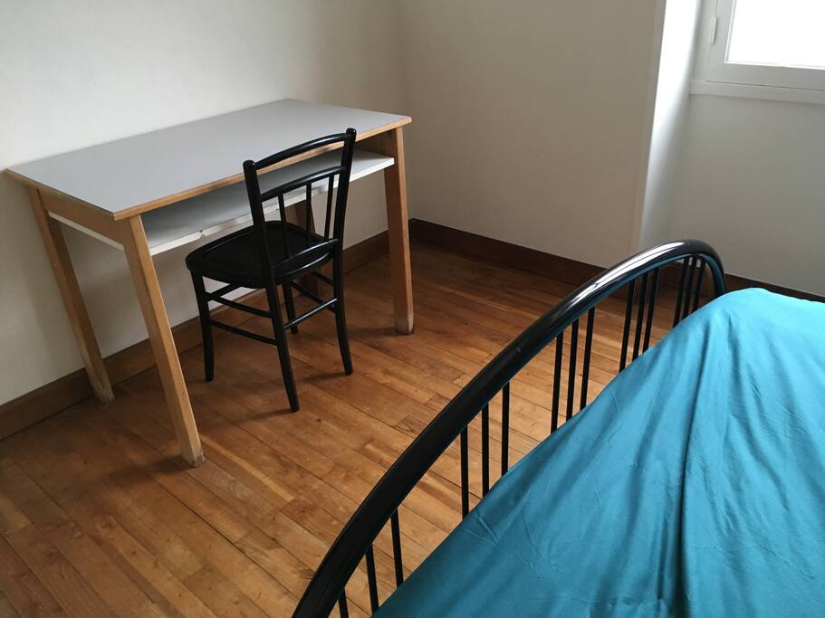 un bureau et une chaise dans la chambre