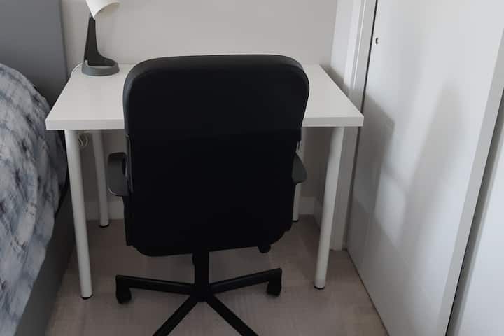 โต๊ะทำงานที่เพิ่มเข้ามาเมื่อเร็วๆนี้เพื่อให้แน่ใจว่าคุณสามารถทำงานจากระยะไกล 