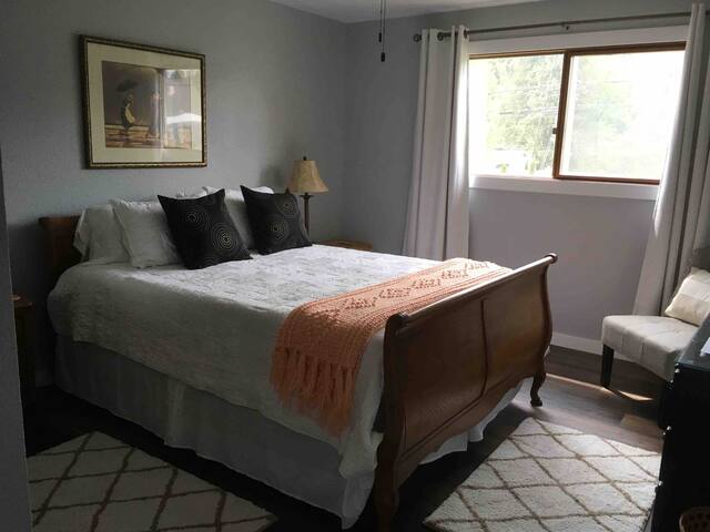 Lovely Queen Bedroom in Lynden
