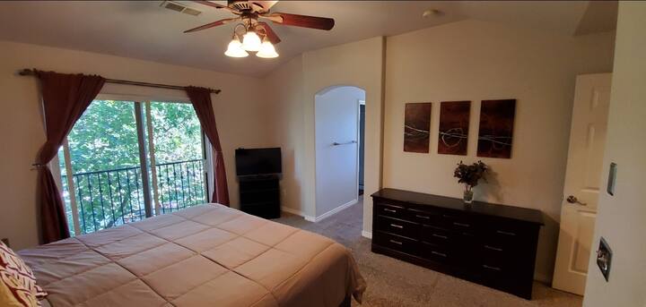 חדר שינה ראשי עם טלוויזיית HDT