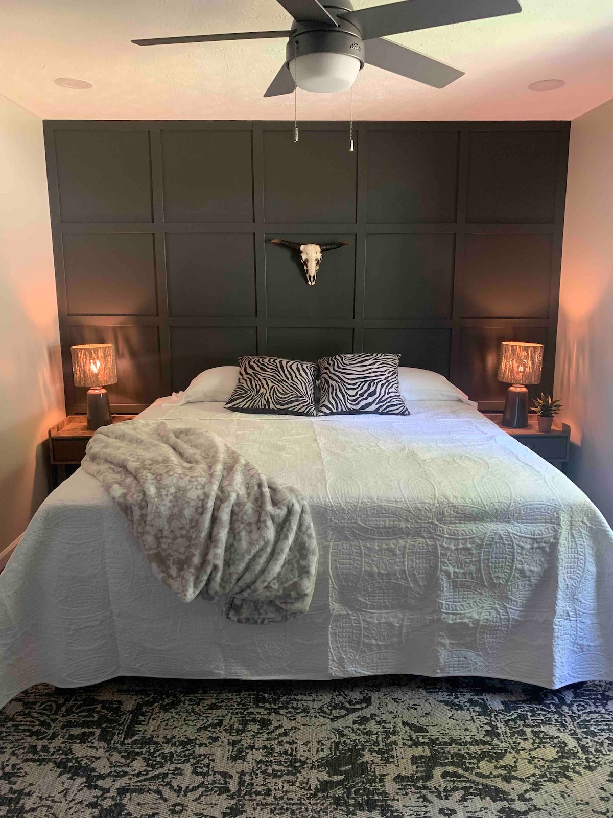 เตียงขนาดคิงไซส์ขนาดใหญ่ในห้องนอนใหญ่ที่สะดวกสบาย!