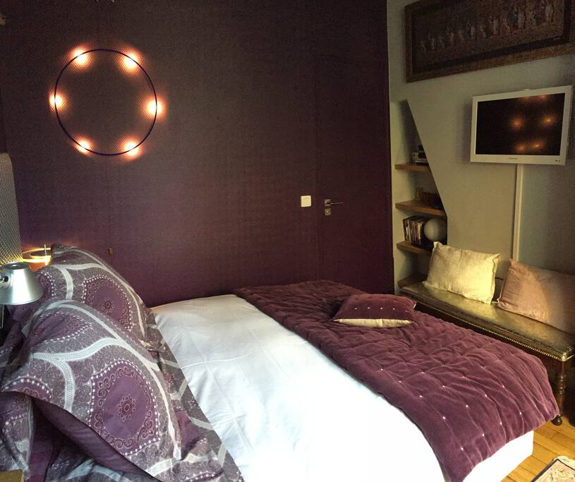 Bedroom, door to barhroom enclosed
