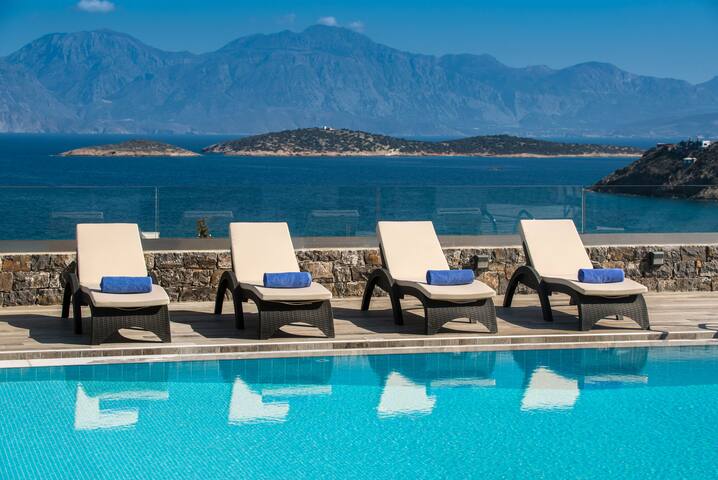 Villa Bellelen with a heated pool gallery image 3