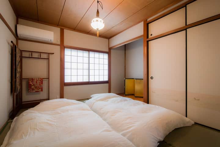 二层和式卧室 The Second floor Bedroom with tatami futons