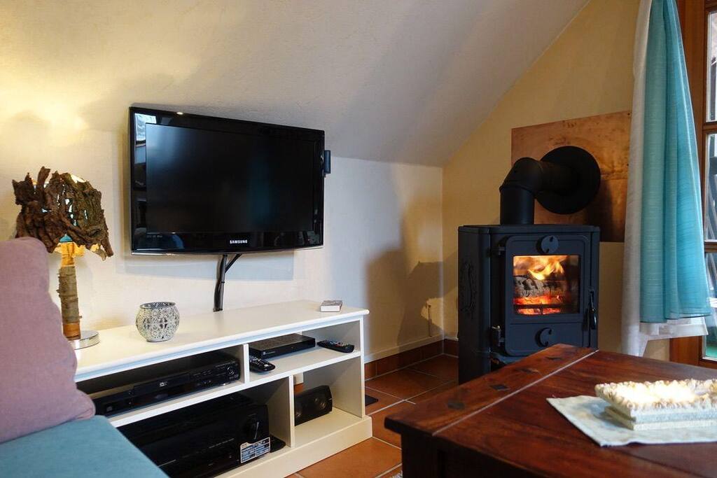 Wohnbereich mit Kamin für die kälteren Tage