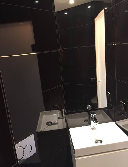 Salle d'eau avec douche et wc