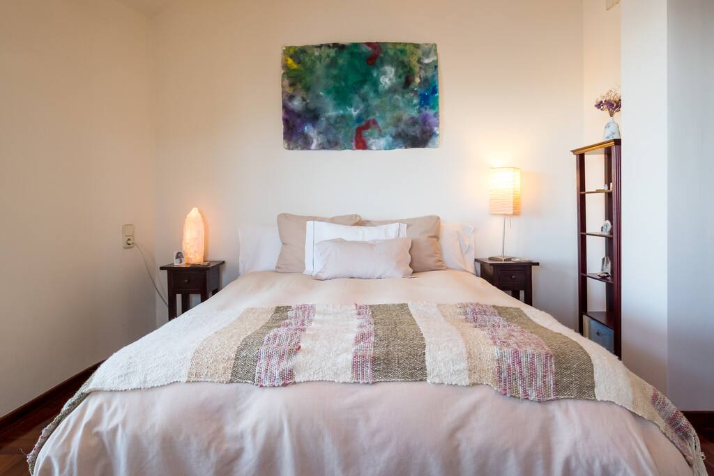 Habitación principal en el segundo con baño.