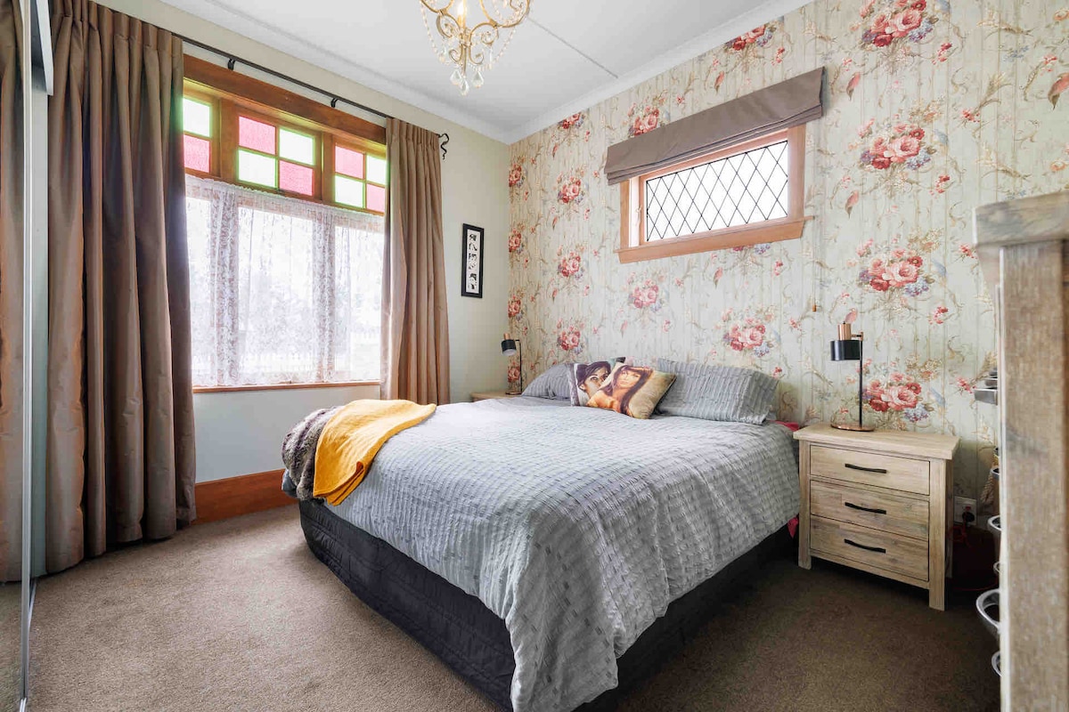 Hlavná spálňa so super veľkou manželskou posteľou a množstvom úložného priestoru.