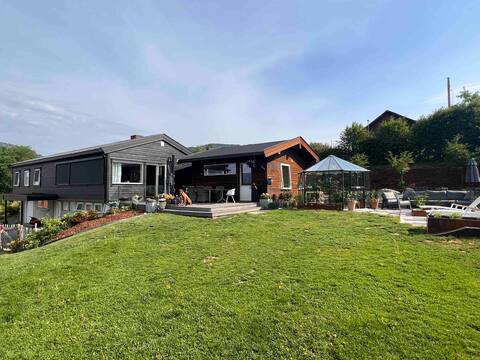 Central detached house with large garden