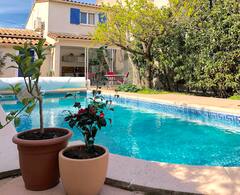 Jardin+et+piscine+en+ville%2C+maison+climatis%C3%A9e