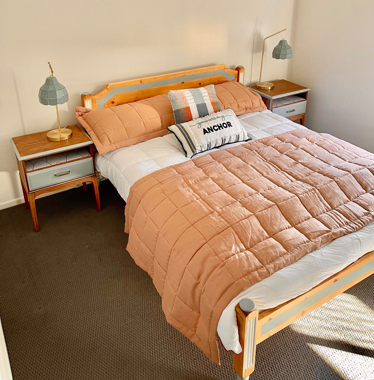 This room is inspired by the ocean. This sumptuous queen size bed is upcycled and reinterpreted, as are the oars which decorate the walls and bedside tables. 