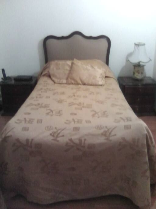 Cama sencilla, muy cómoda y abrigada