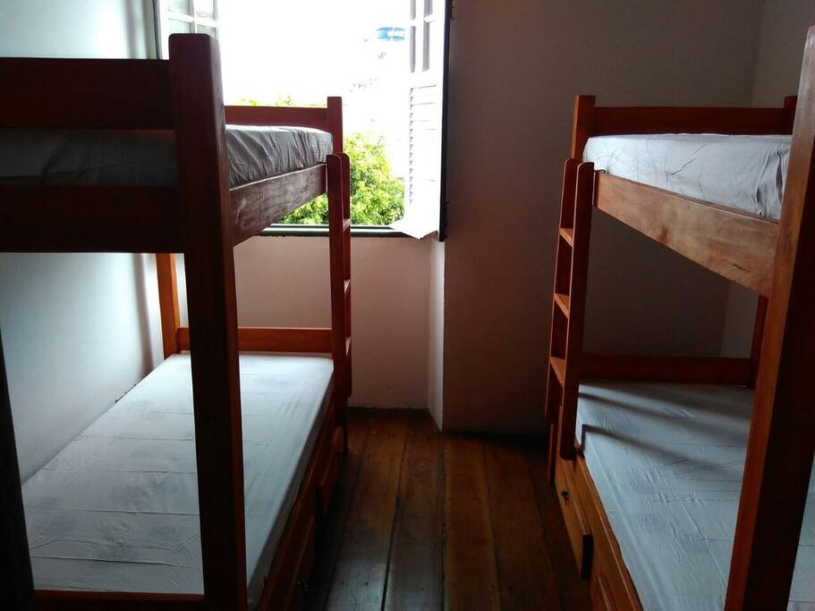 2.º Quarto masculino com 04 camas. Vista para o mar.